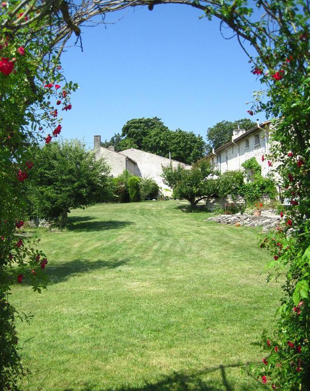 Le Noisetier At Les Hiboux Gites Chef-Boutonne Exteriör bild