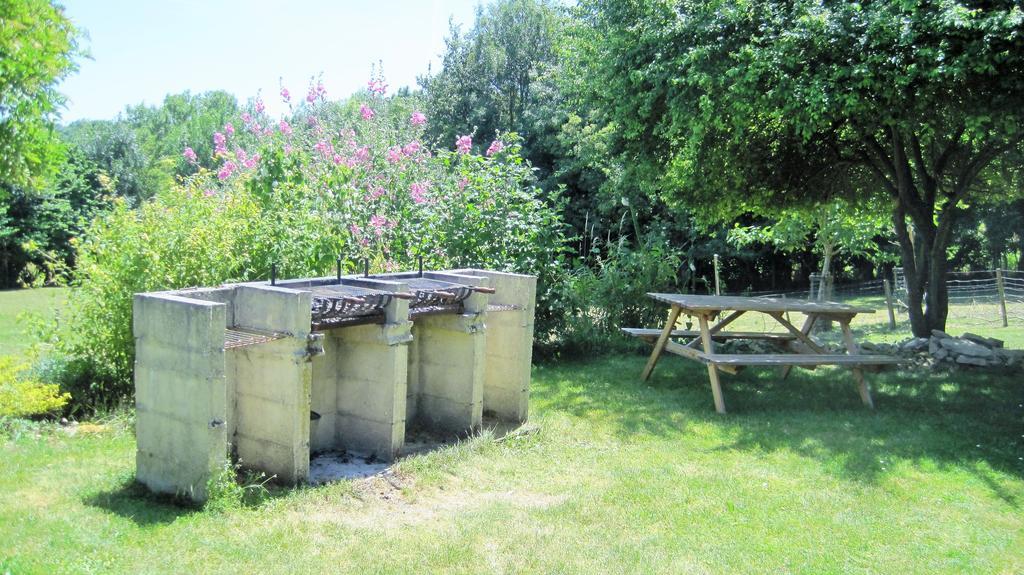 Le Noisetier At Les Hiboux Gites Chef-Boutonne Exteriör bild